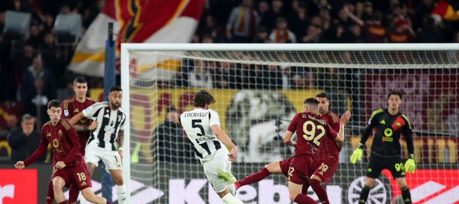 Manuel Locatelli scoring for Juventus against Roma
