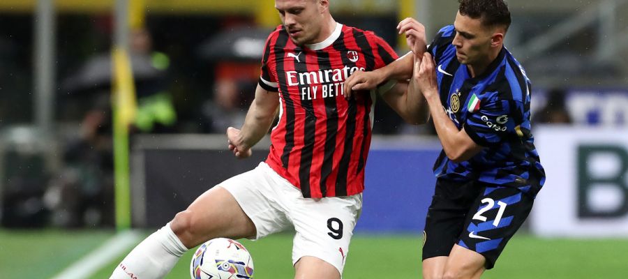 Inter midfielder Kristjan Asllani and Milan striker Luka Jovic fighting for the ball