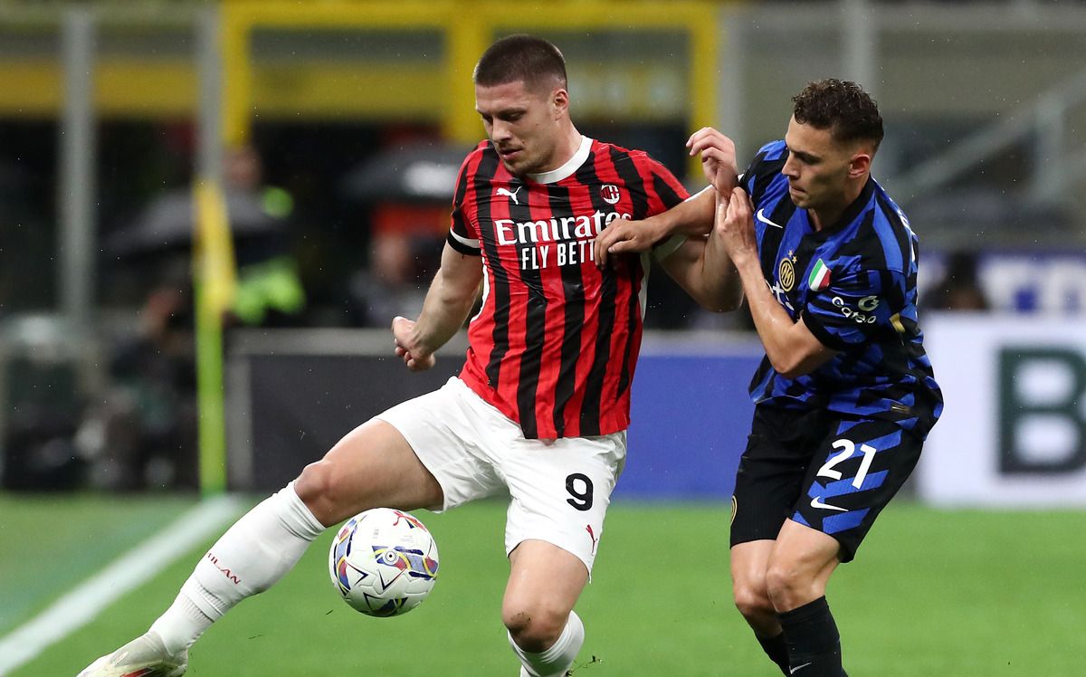 Inter midfielder Kristjan Asllani and Milan striker Luka Jovic fighting for the ball