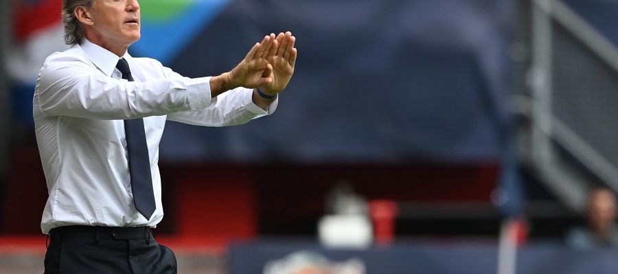 Roberto Mancini will lend a hand to Sampdoria, where he spent most of his playing career, which are at serious risk of being relegated.