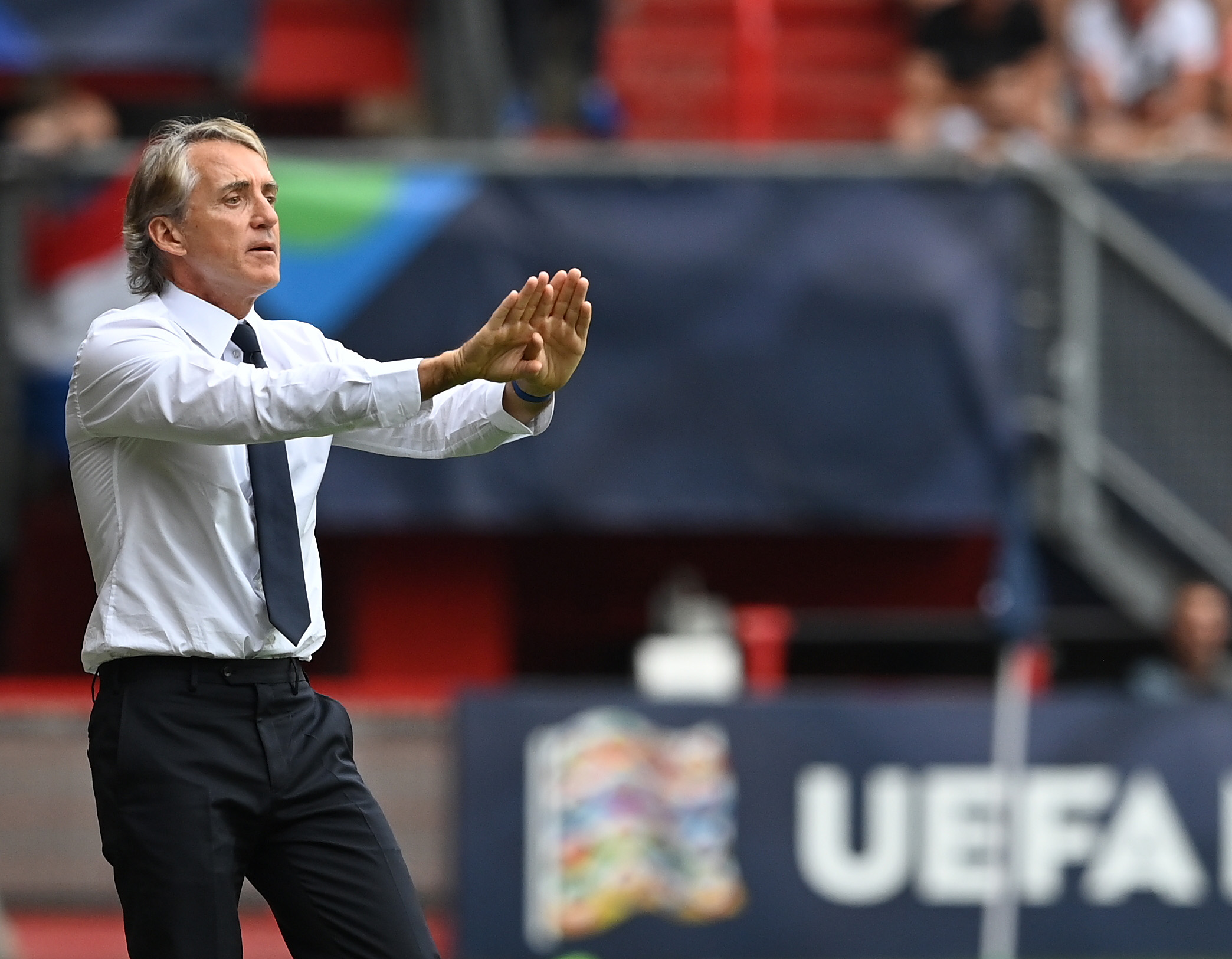 Roberto Mancini will lend a hand to Sampdoria, where he spent most of his playing career, which are at serious risk of being relegated.