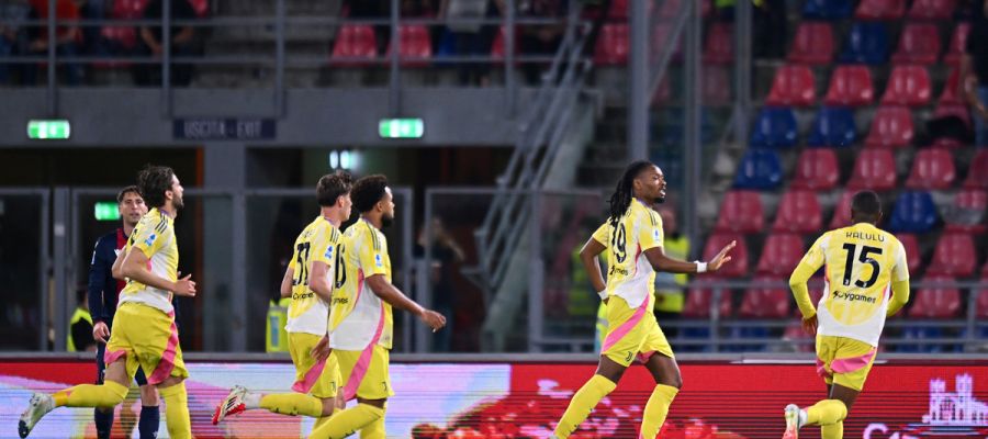 Khephren Thuram celebrates his goal with his Juventus teammates