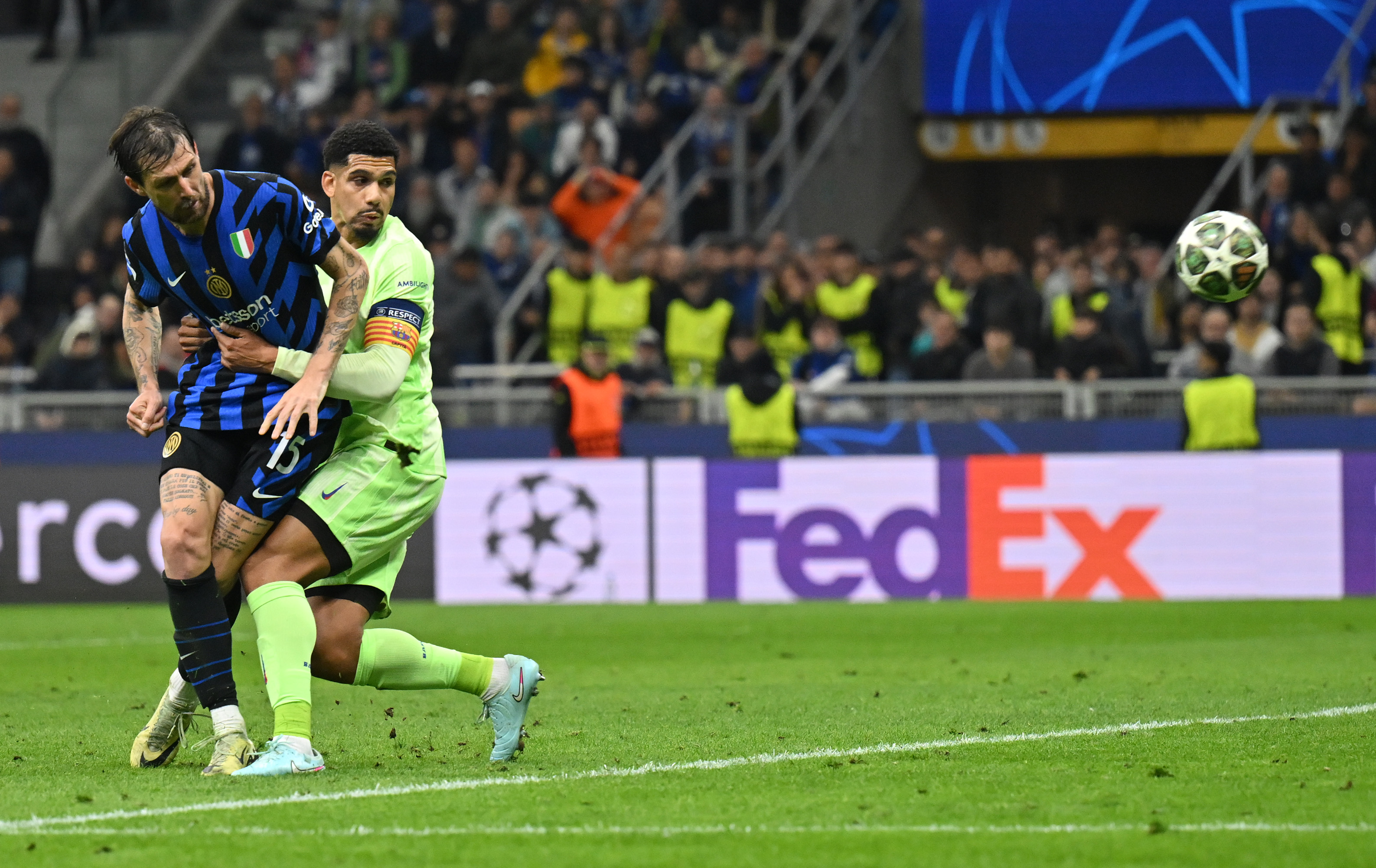 Juventus came close to signing Ronald Araujo in January, but Barcelona reeled him in at the last second, convincing him to ink an extension.