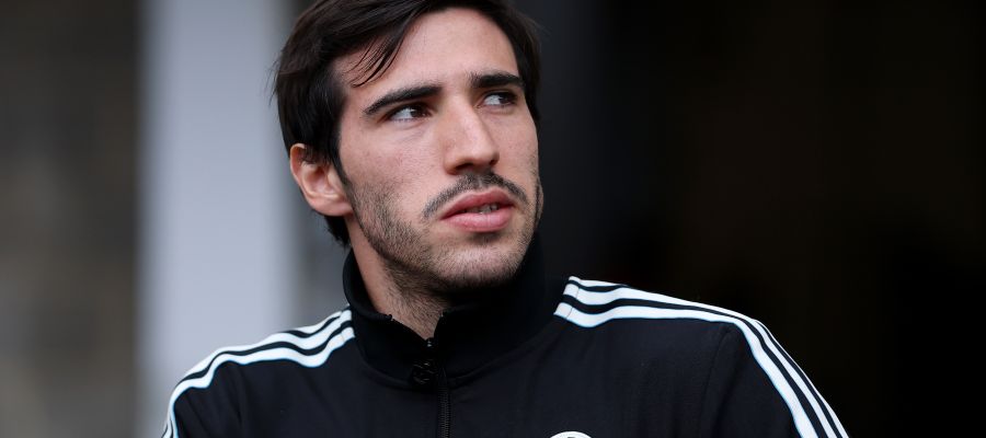 Sando Tonali traveled to Italy and, on his way to Coverciano, he was spotted with his agent Riso, as Juventus are still keen.