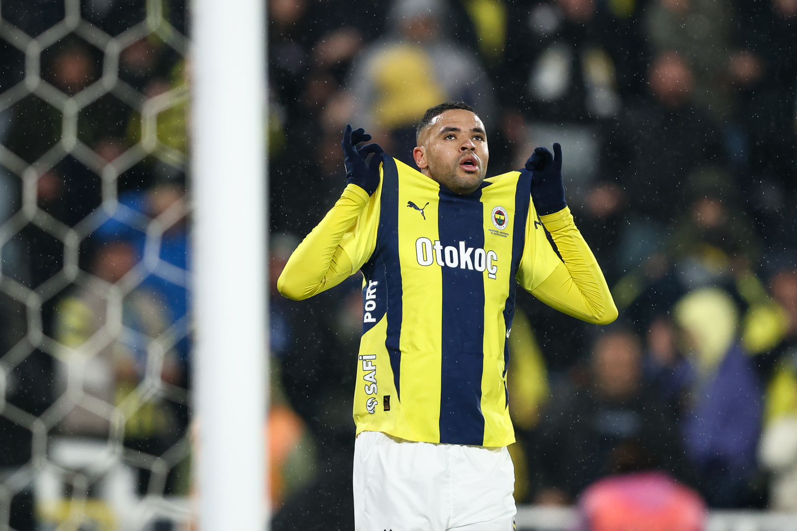 Napoli are trying to find a solution to unlock the departure of Lorenzo Lucca to replace him with a different back-up.