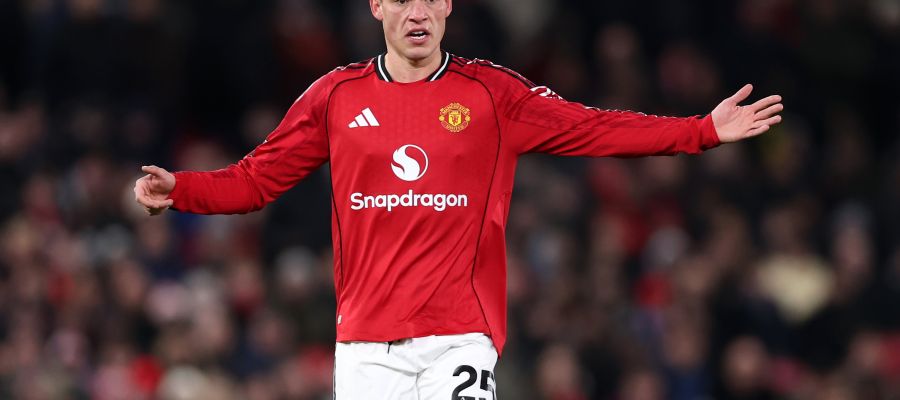 Manuel Ugarte is looking for an escape route, and his agent has proposed him to Juventus, Napoli, and Milan.