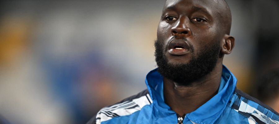 Napoli and Fenerbahce are engaged in negotiations for Romelu Lukaku, with the expectation of a positive resolution soon.