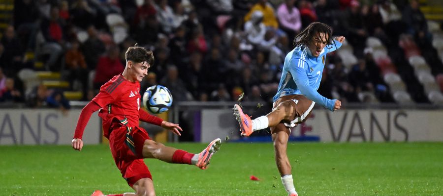 Milan roared back in the transfer market and quenched their thirst for a new wing-back with Diego Moreira from Strasbourg.