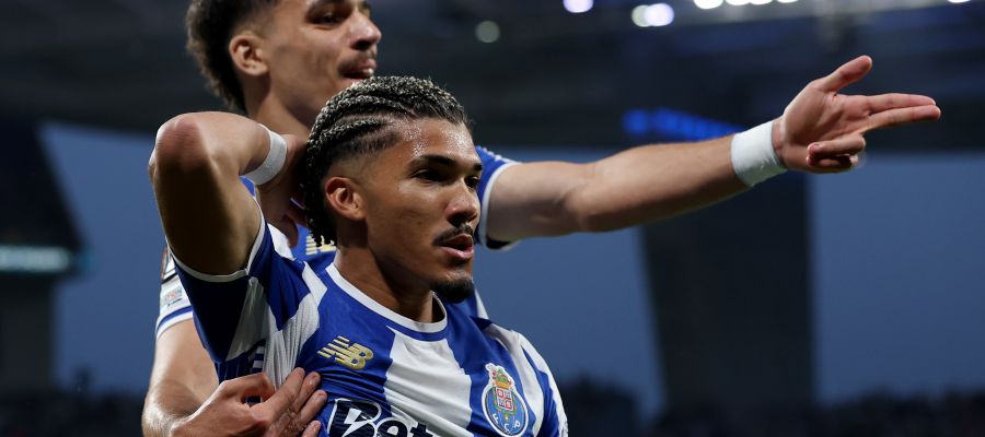 The Roma officials are at work to find a new winger and are monitoring Porto’s William Gomes, who's about to extend his contract.
